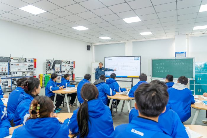 点赞徐工新范式！《徐州新闻》聚焦徐工技师学院大学生高技能人才班